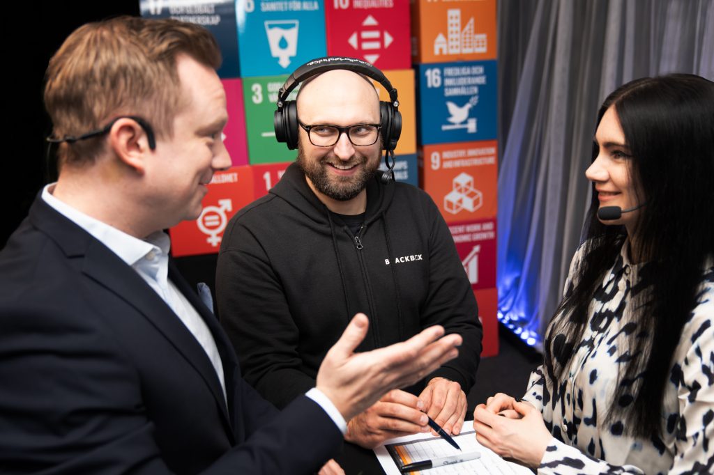 Projektledare pratar med två personer